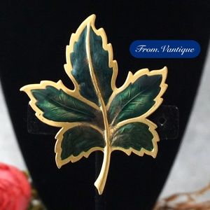 🍃 VINTAGE Gold & Green Maple Leaf Brooch / Scarf Pin 🧷